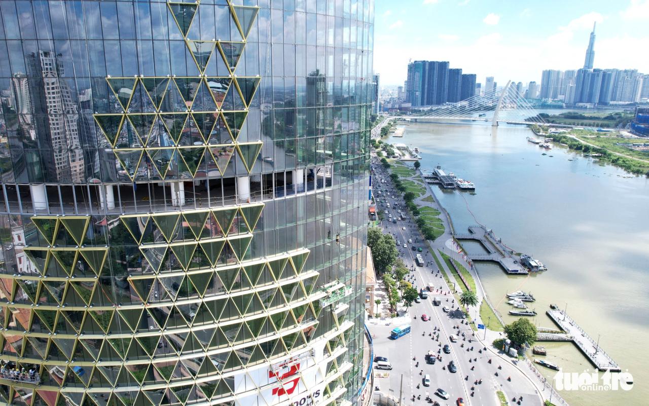Tòa nhà chọc trời ‘làm xấu bộ mặt' TP.HCM hơn 10 năm có chủ mới, đổi tên thành IFC One Saigon - Ảnh 1. Tòa nhà chọc trời ‘làm xấu bộ mặt' TP.HCM hơn 10 năm có chủ mới, đổi tên thành IFC One Saigon - Ảnh 1.