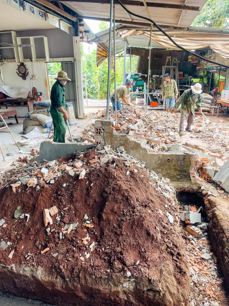 Con rể 31 tuổi xây nhà tặng bố vợ, tự tay đào đất, quét vôi, không gian sống đẹp như mơ - Ảnh 1. Con rể 31 tuổi xây nhà tặng bố vợ, tự tay đào đất, quét vôi, không gian sống đẹp như mơ - Ảnh 1.