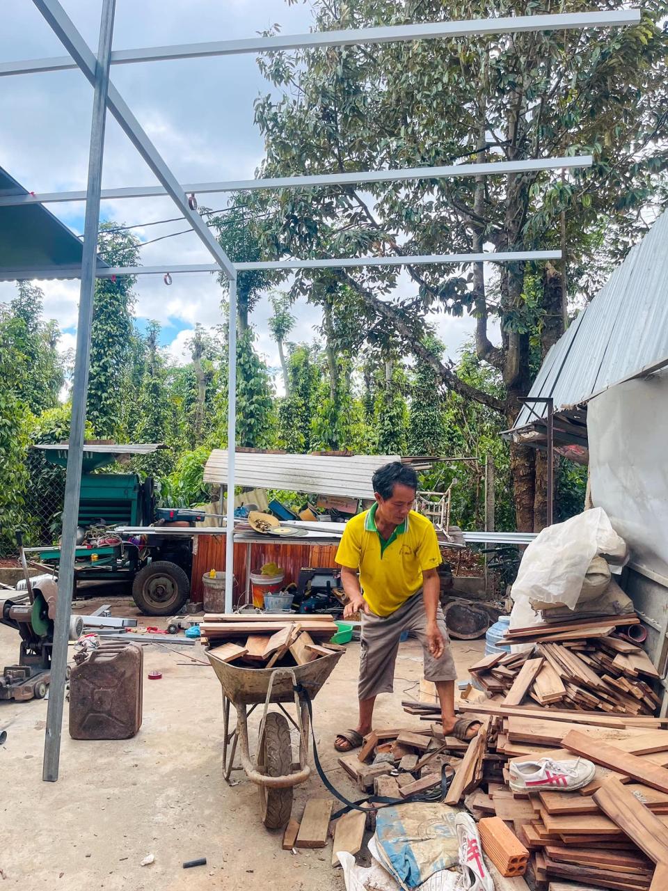 Con rể 31 tuổi xây nhà tặng bố vợ, tự tay đào đất, quét vôi, không gian sống đẹp như mơ - Ảnh 5. Con rể 31 tuổi xây nhà tặng bố vợ, tự tay đào đất, quét vôi, không gian sống đẹp như mơ - Ảnh 5.