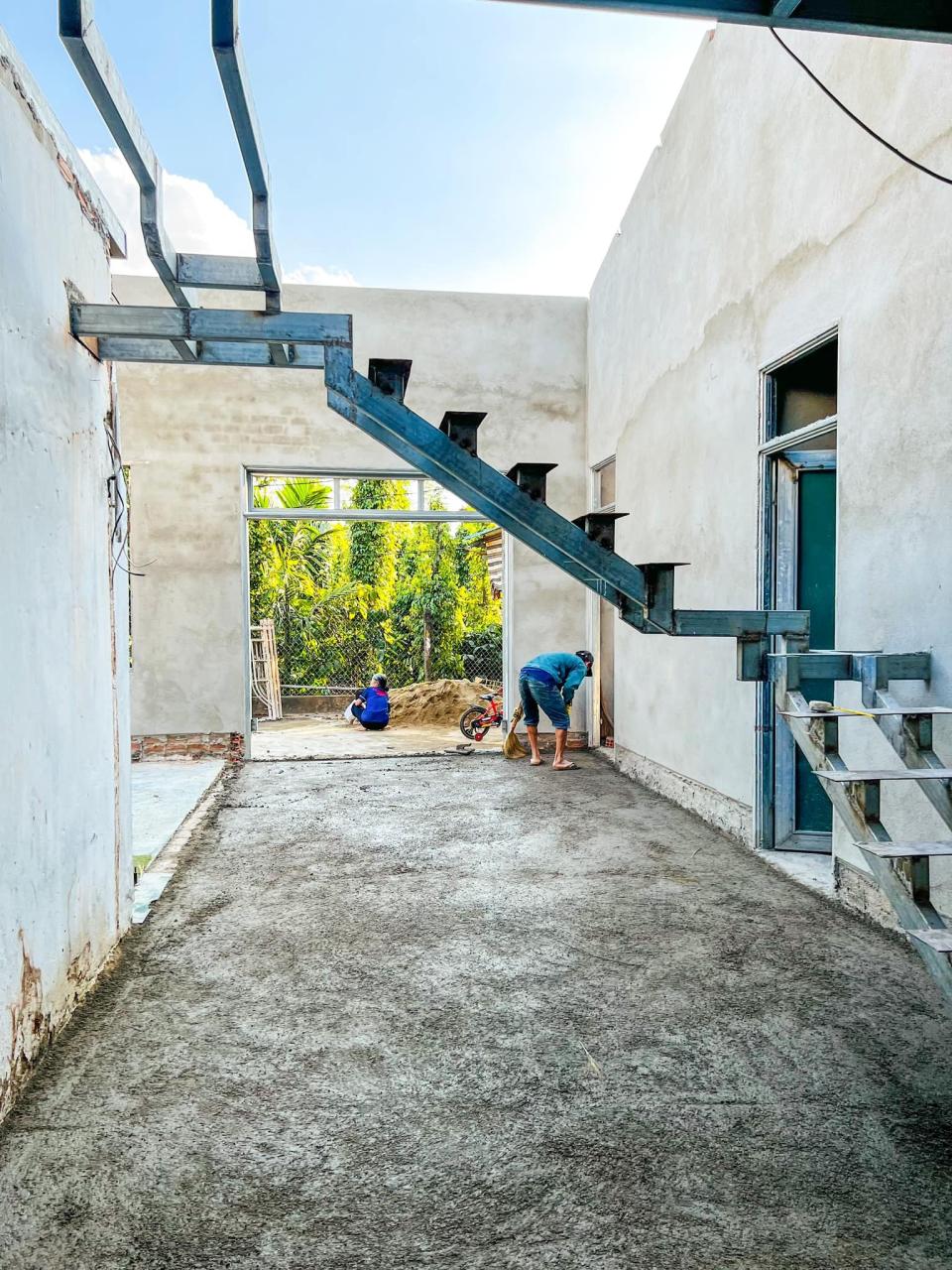 Con rể 31 tuổi xây nhà tặng bố vợ, tự tay đào đất, quét vôi, không gian sống đẹp như mơ - Ảnh 7. Con rể 31 tuổi xây nhà tặng bố vợ, tự tay đào đất, quét vôi, không gian sống đẹp như mơ - Ảnh 7.