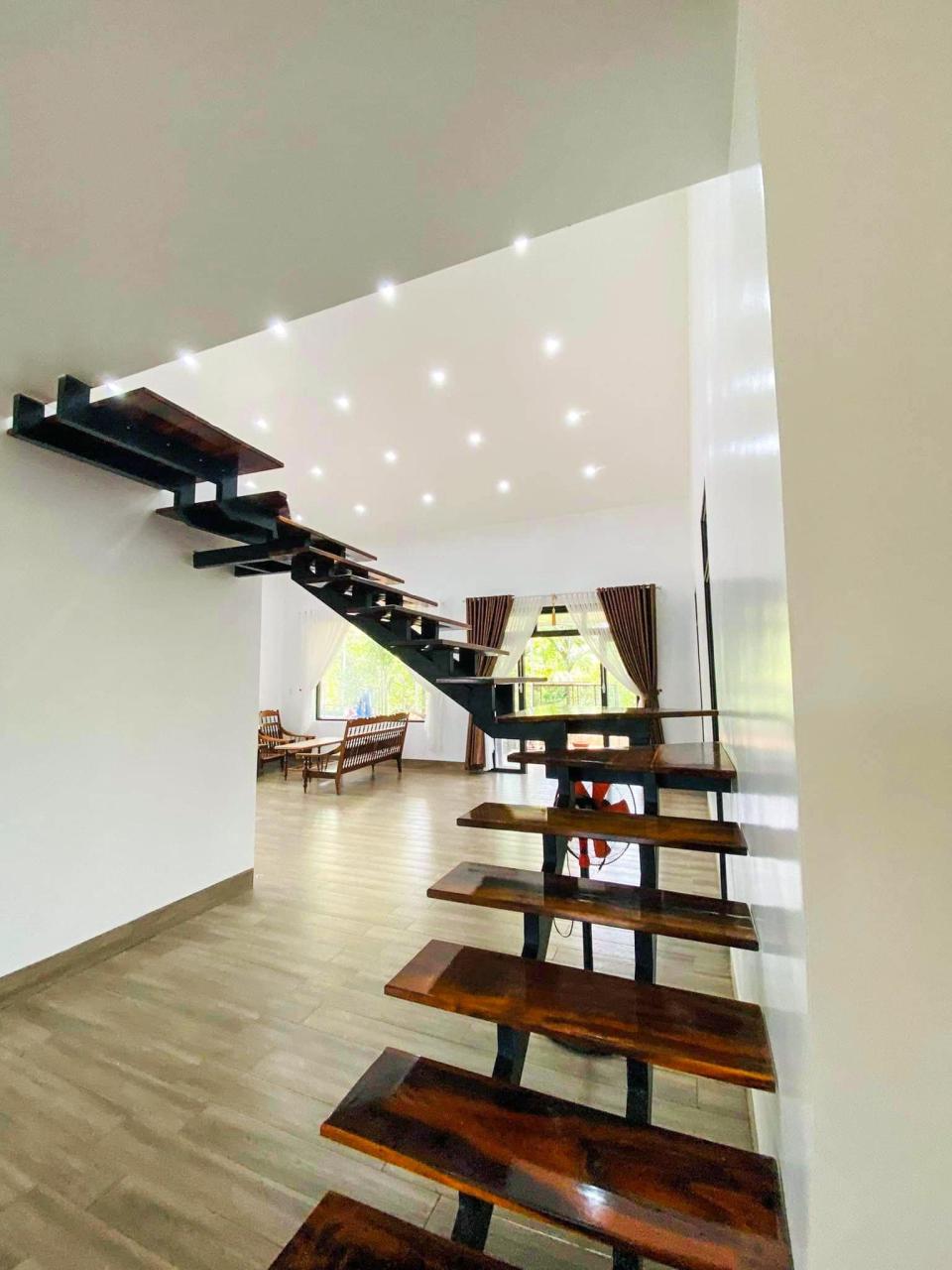 Con rể 31 tuổi xây nhà tặng bố vợ, tự tay đào đất, quét vôi, không gian sống đẹp như mơ - Ảnh 8. Con rể 31 tuổi xây nhà tặng bố vợ, tự tay đào đất, quét vôi, không gian sống đẹp như mơ - Ảnh 8.