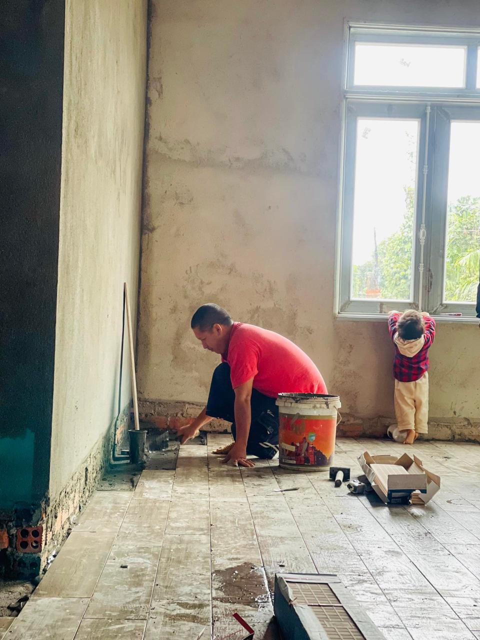 Con rể 31 tuổi xây nhà tặng bố vợ, tự tay đào đất, quét vôi, không gian sống đẹp như mơ - Ảnh 9. Con rể 31 tuổi xây nhà tặng bố vợ, tự tay đào đất, quét vôi, không gian sống đẹp như mơ - Ảnh 9.